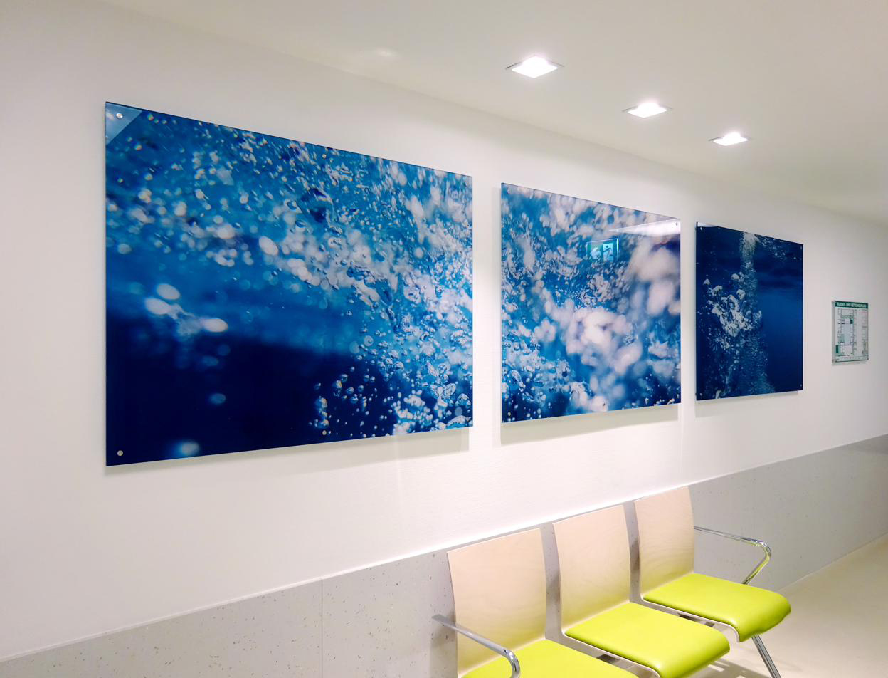Großformatige Acrylglasbilder im Flur