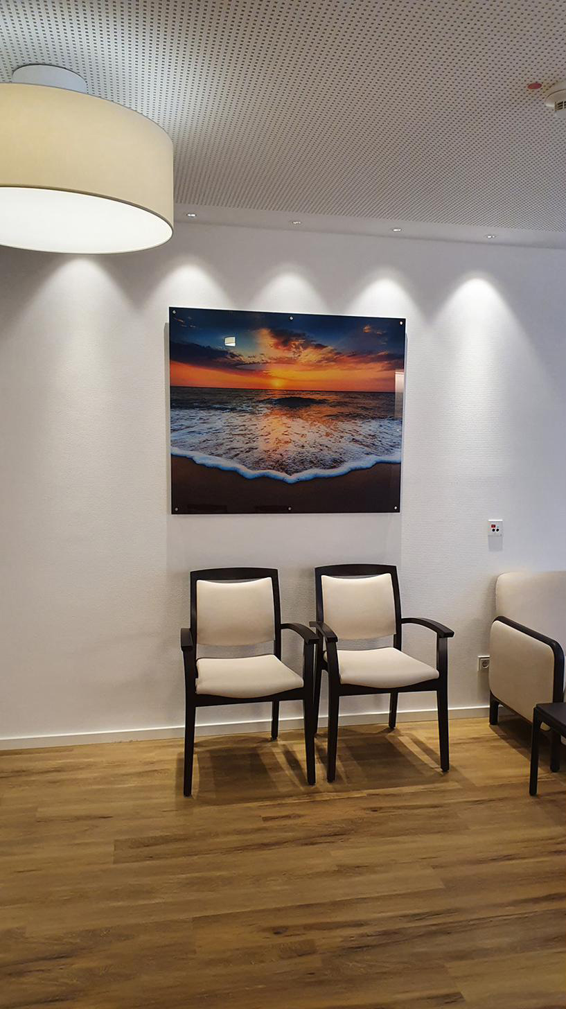 Foto-Acryl-Serie über einer Sitzbank