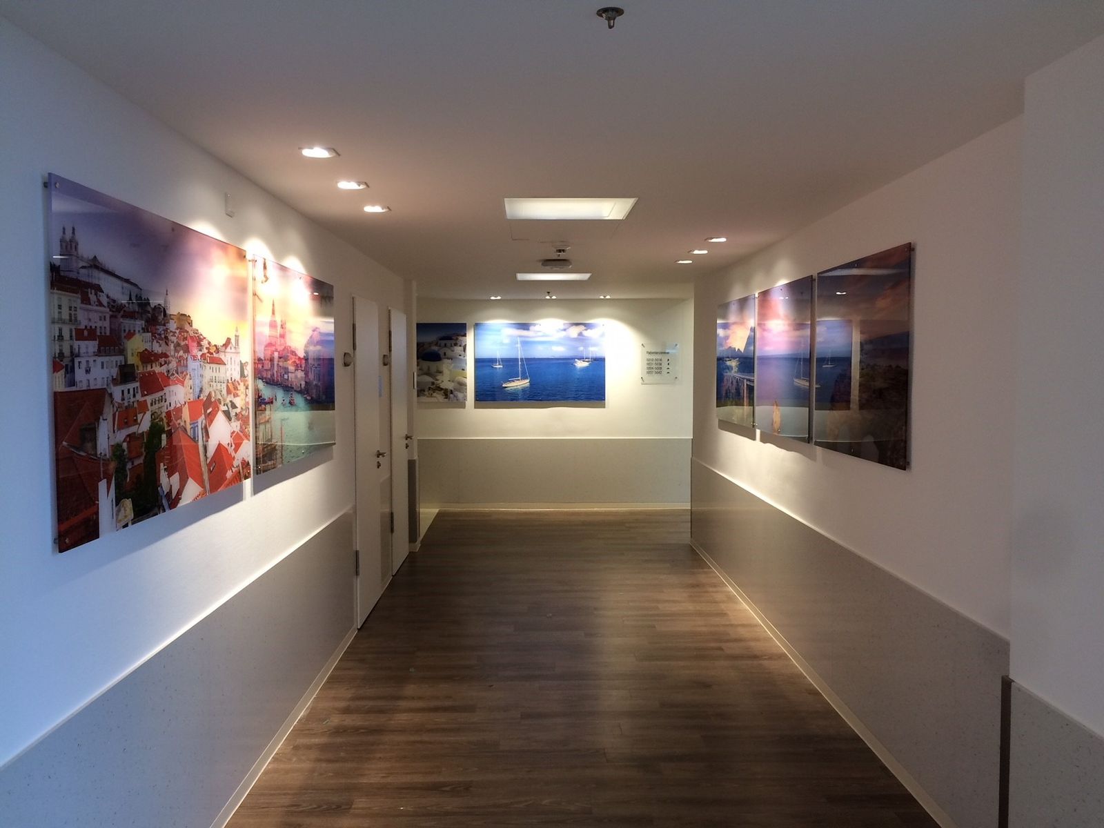 Bildwand aus bedruckten Acrylglasplatten in einem Klinikflur
