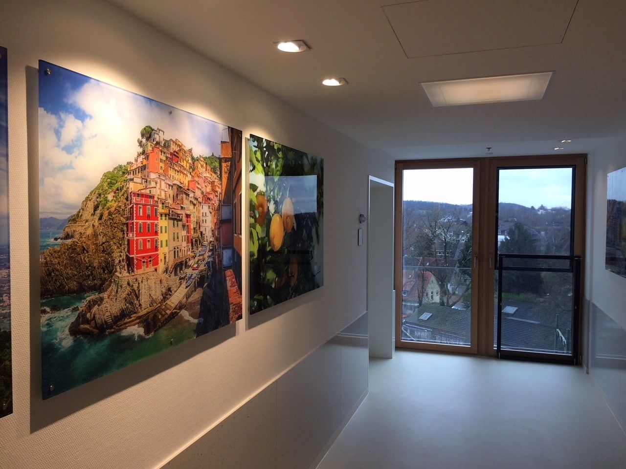 Acrylglasbilder mit Edelstahl-Distanzhaltern in einem Klinikflur