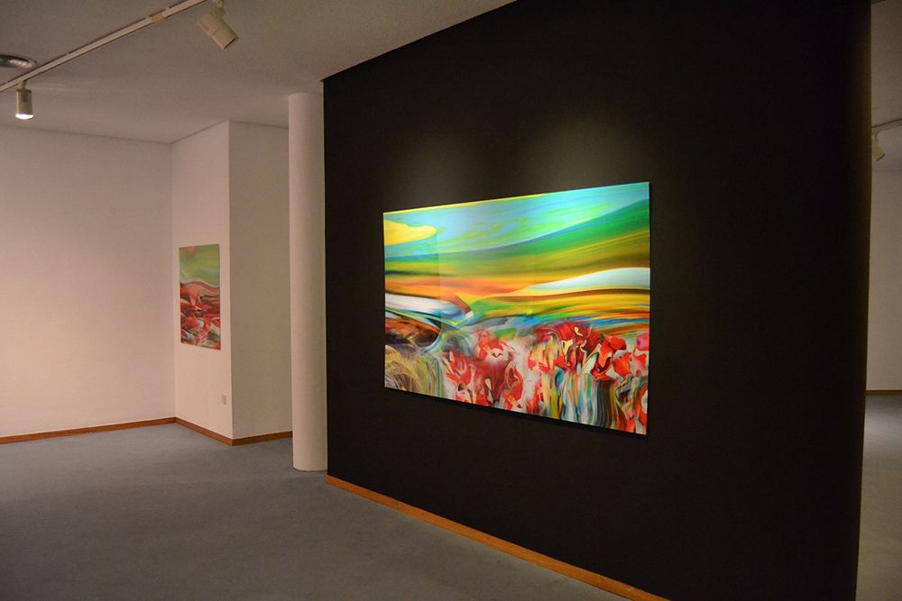 Farbintensives Acrylglasbild im Ausstellungslicht