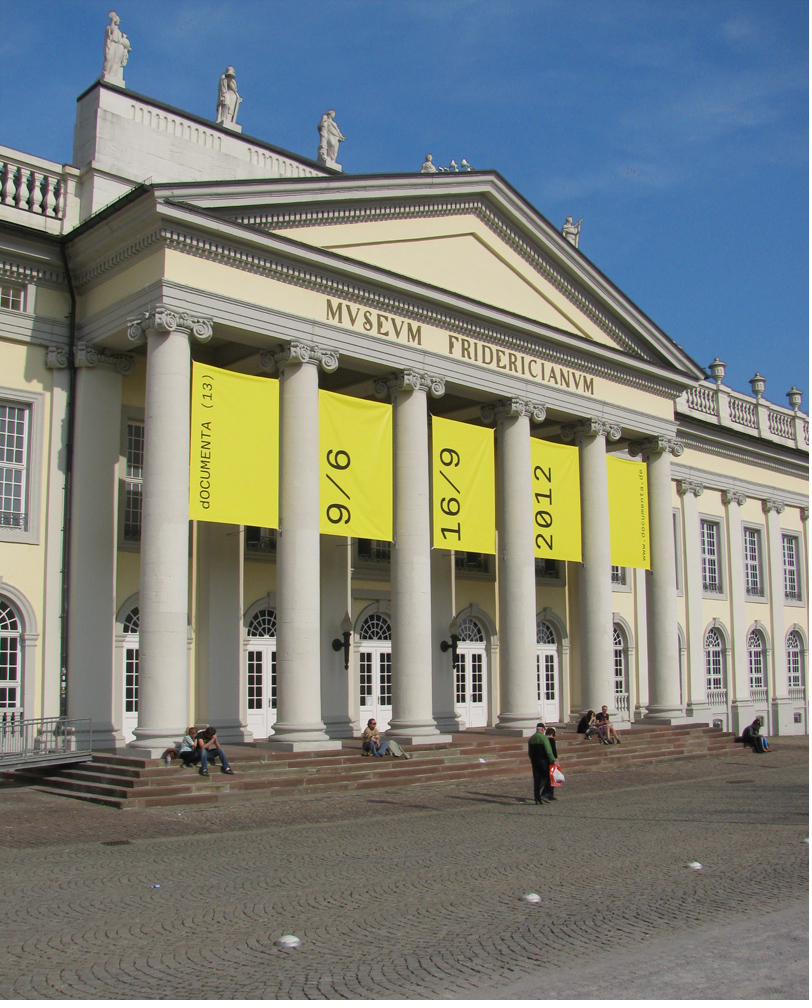 Großflächiges DRUCKSTADT-Banner zur documenta in Kassel