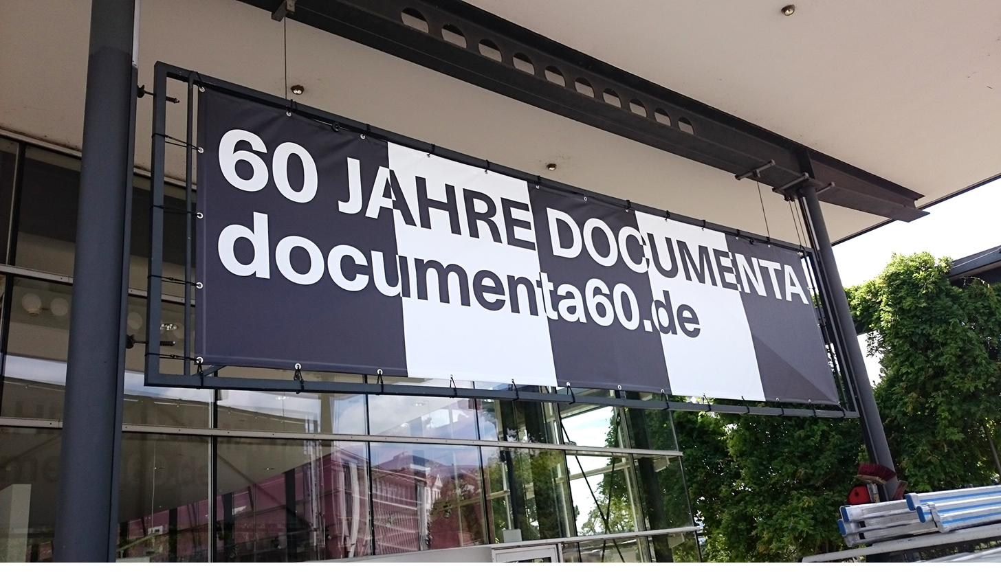 Großflächiges Banner 60 Jahre documenta