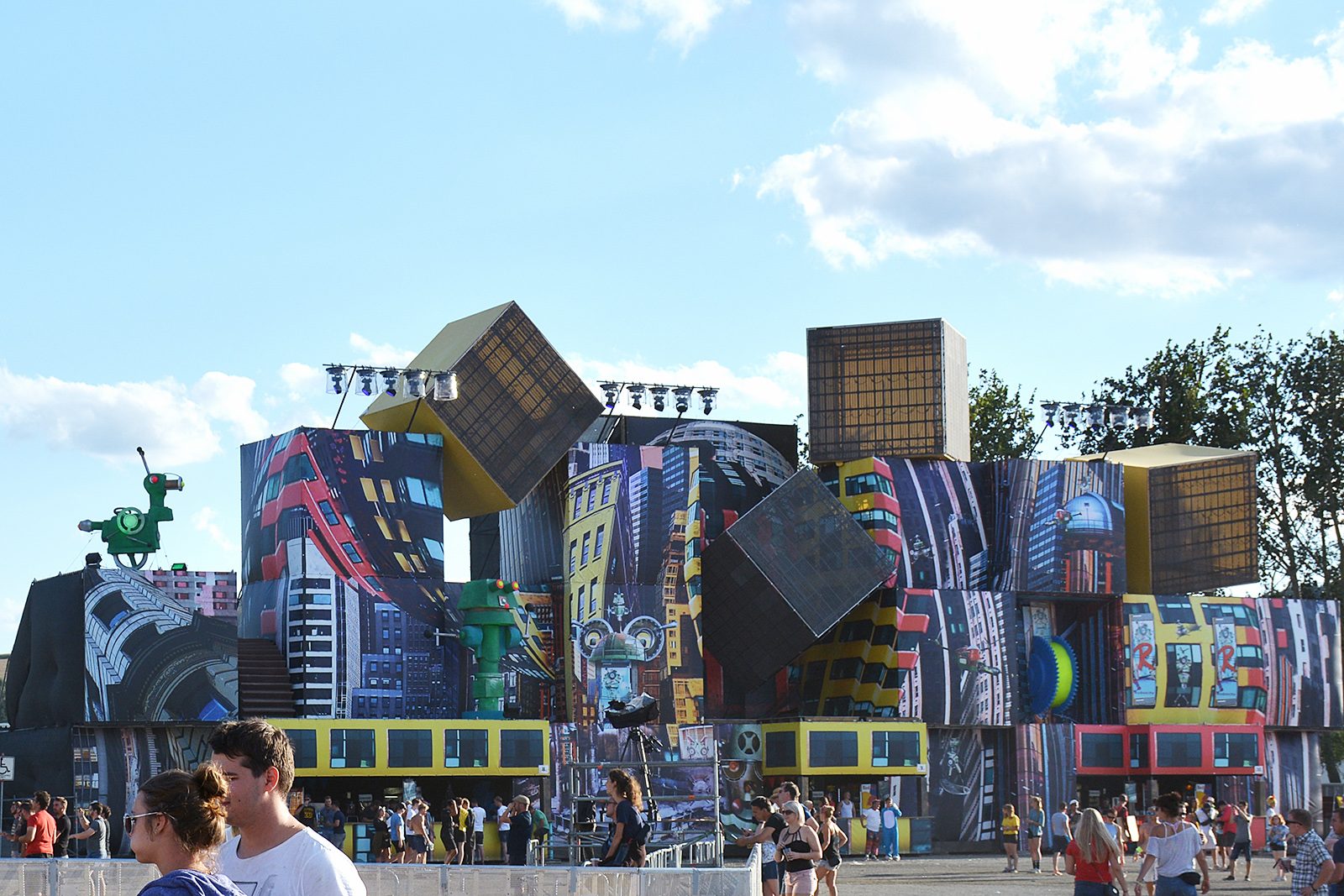 Festivalgelände mit vollständig bedruckten Aufbauten in Stadtkulisse