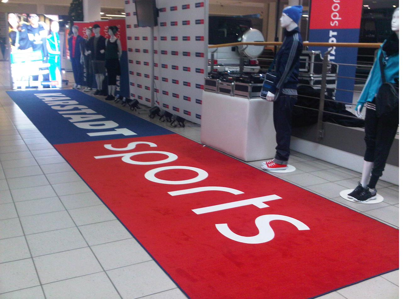 Bedruckter Logo-Läufer bei Karstadt sports