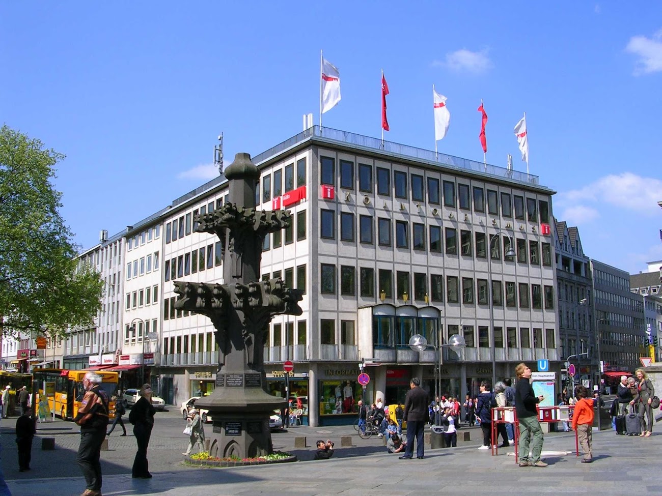 Hissfahnen über einem Platz in Köln