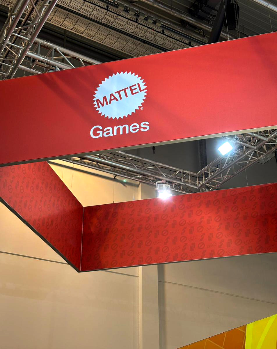 Abgehängte Profilrahmen über einem Messestand