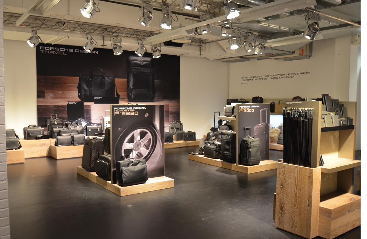 Showroom mit großer Wandbespannung und freistehenden bedruckten Spannrahmen auf Holzpodesten