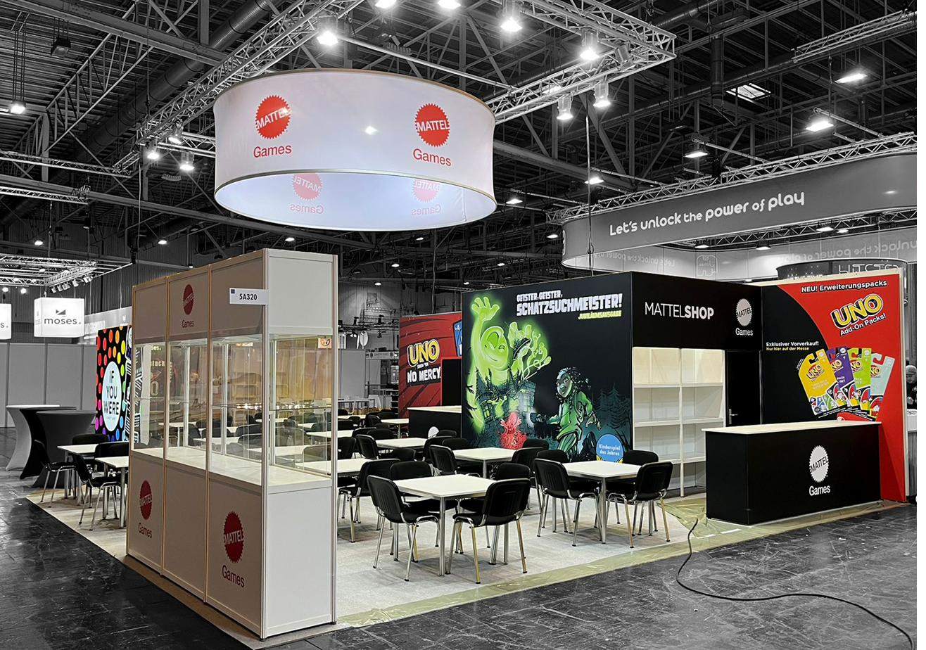 Messestand mit textil bespannten Wänden und abgehängtem runden Leuchtring