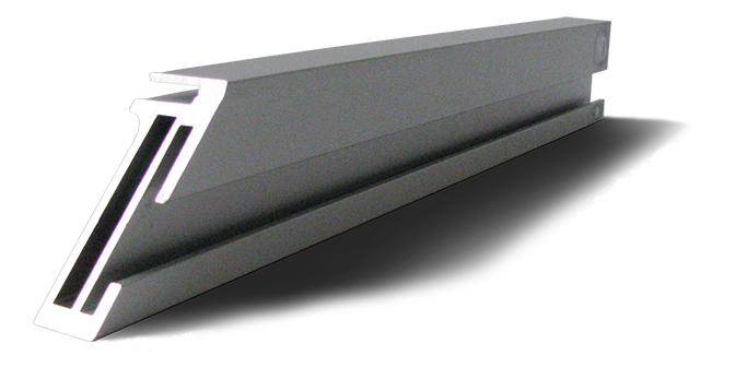 Aluminium-Rahmenprofil mit umlaufender Kedernut, freigestellt