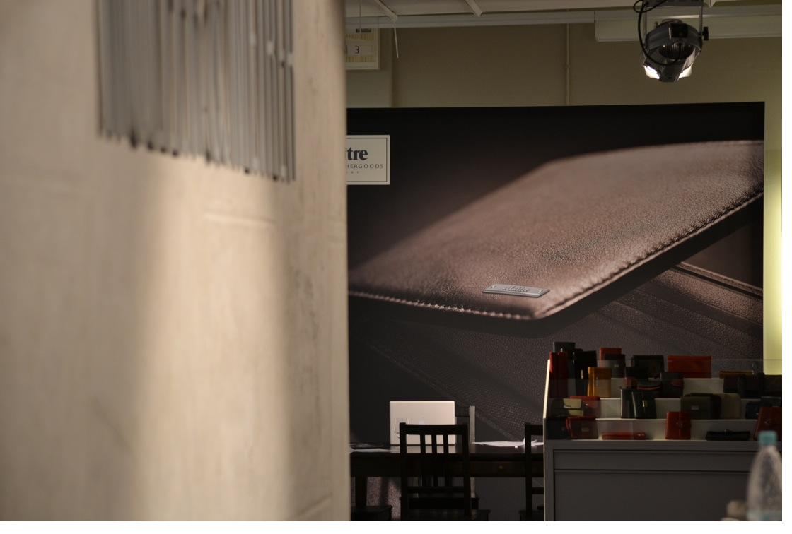 Raumhoher bedruckter Wandrahmen als Bildfläche in einem Showroom