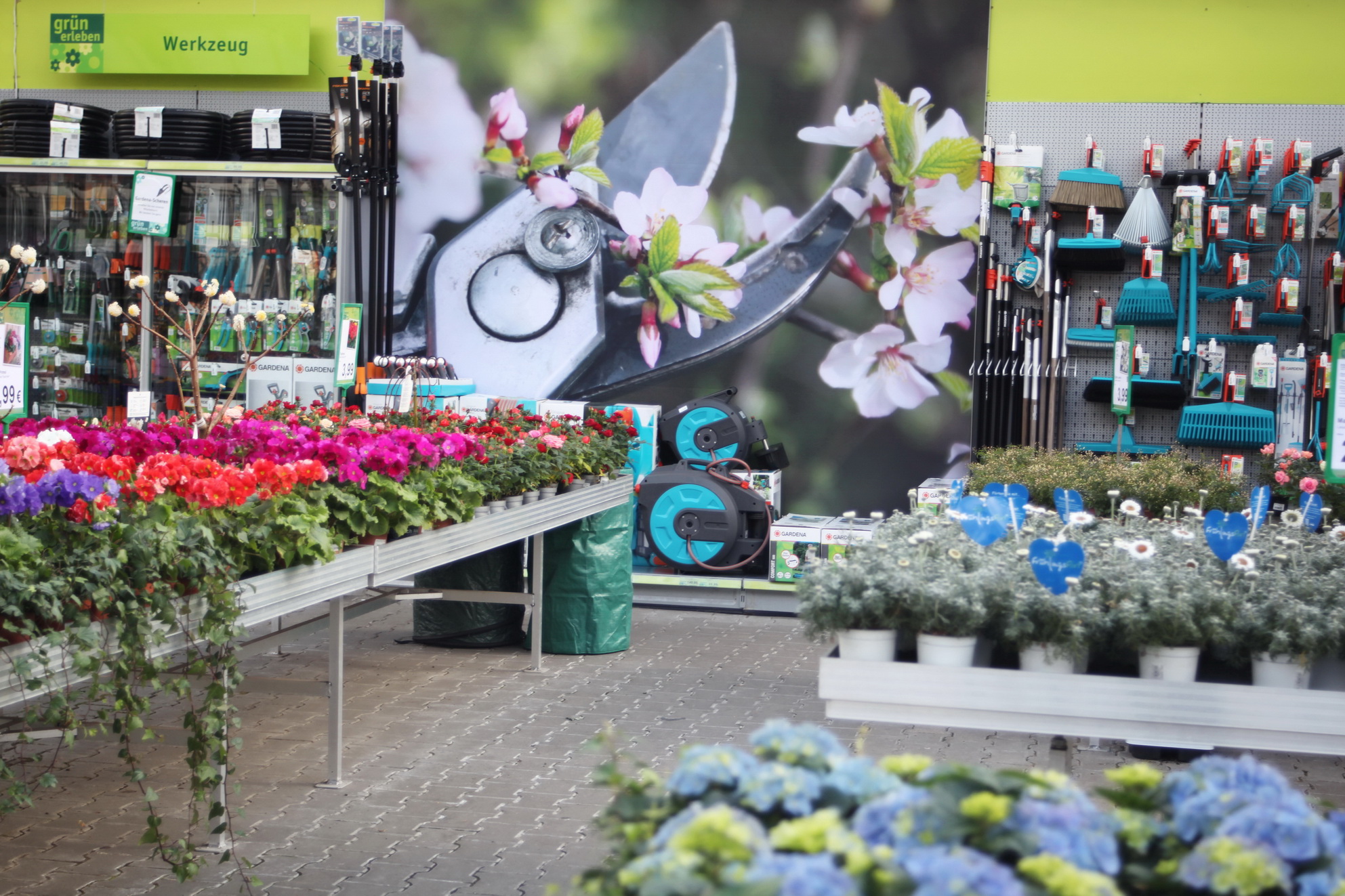 Großflächiger Spannrahmen im Gartencenter Hoeren
