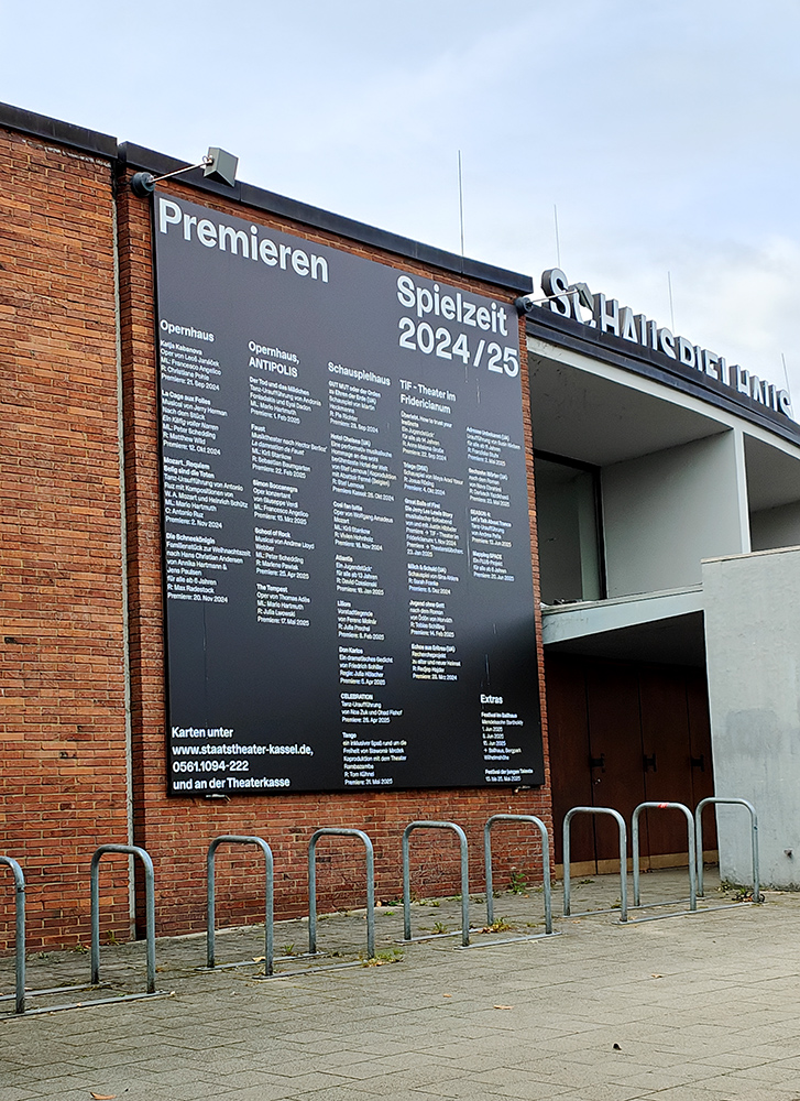 Fassaden-Großbanner am Staatstheater Kassel