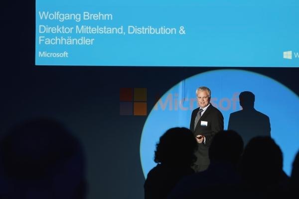 Konferenzbühne mit großflächiger textiler Bespannung als Projektionsfläche
