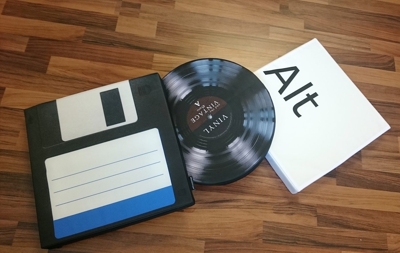 Drei bedruckte Sitzkissen in Form von Diskette, Schallplatte und Plattencover