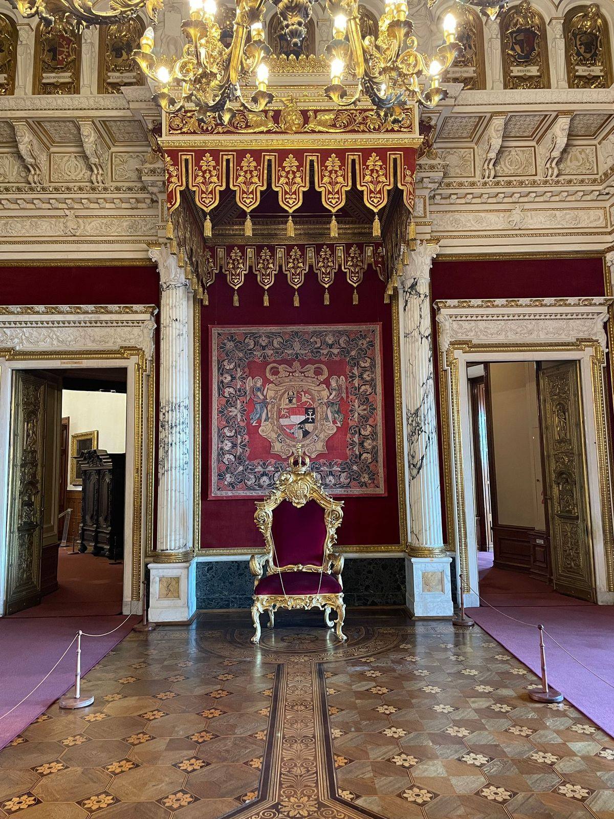 Thronsaal mit textil reproduziertem historischem Wandbehang