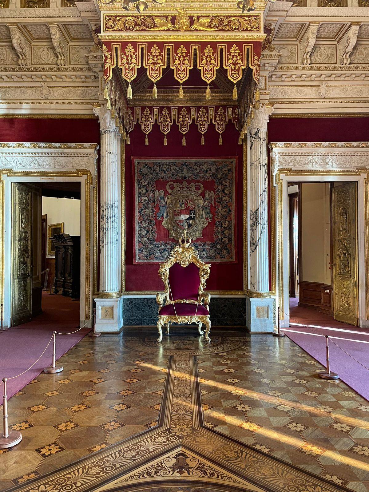 Thronsaal im Schloss Schwerin mit historischem Wandbehang hinter dem Thron, Zustand vorher